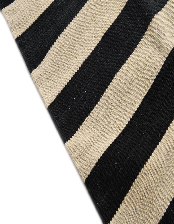 Detail image of  4' 2 x 5' 10  Hand Woven Kilim Modern Wool Rug