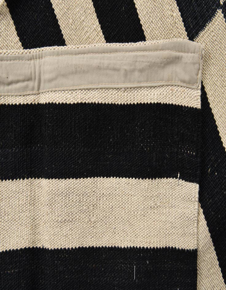 Detail image of  4' 2 x 5' 10  Hand Woven Kilim Modern Wool Rug