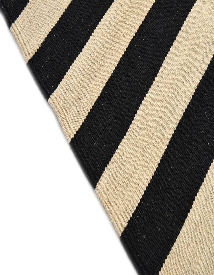 Detail image of  4' 1 x 5' 10  Hand Woven Kilim Modern Wool Rug