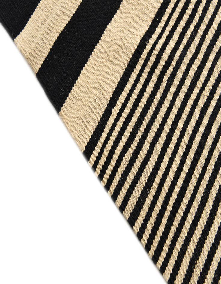 Detail image of  5' 6 x 7' 10  Hand Woven Kilim Modern Wool Rug
