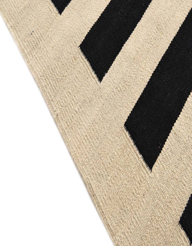 Detail image of  5' 7 x 7' 7  Hand Woven Kilim Modern Wool Rug