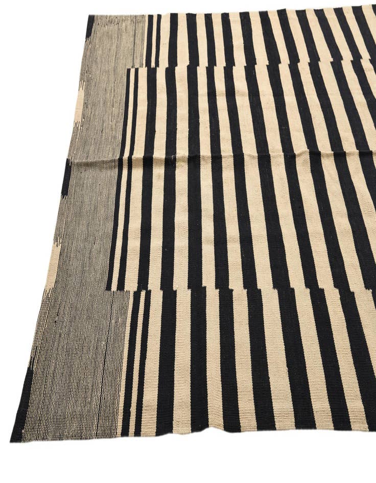 Detail image of  5' 6 x 7' 8  Hand Woven Kilim Modern Wool Rug