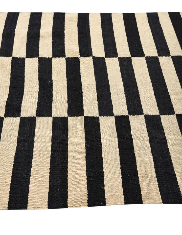 Detail image of  4' 2 x 5' 10  Hand Woven Kilim Modern Wool Rug