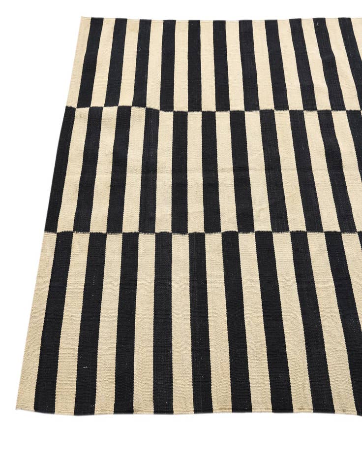 Detail image of  4' 1 x 5' 10  Hand Woven Kilim Modern Wool Rug