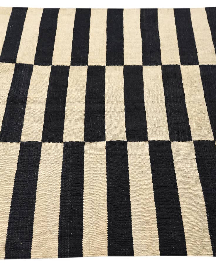 Detail image of  4' 1 x 5' 10  Hand Woven Kilim Modern Wool Rug