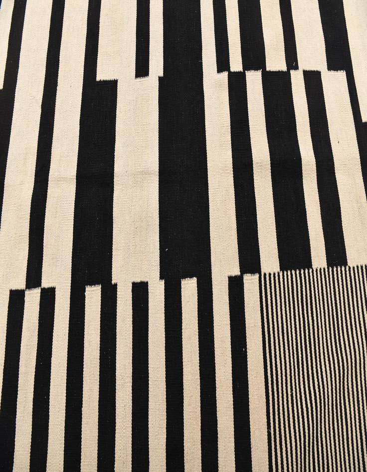 Detail image of  4' 11 x 6' 7  Hand Woven Kilim Modern Wool Rug