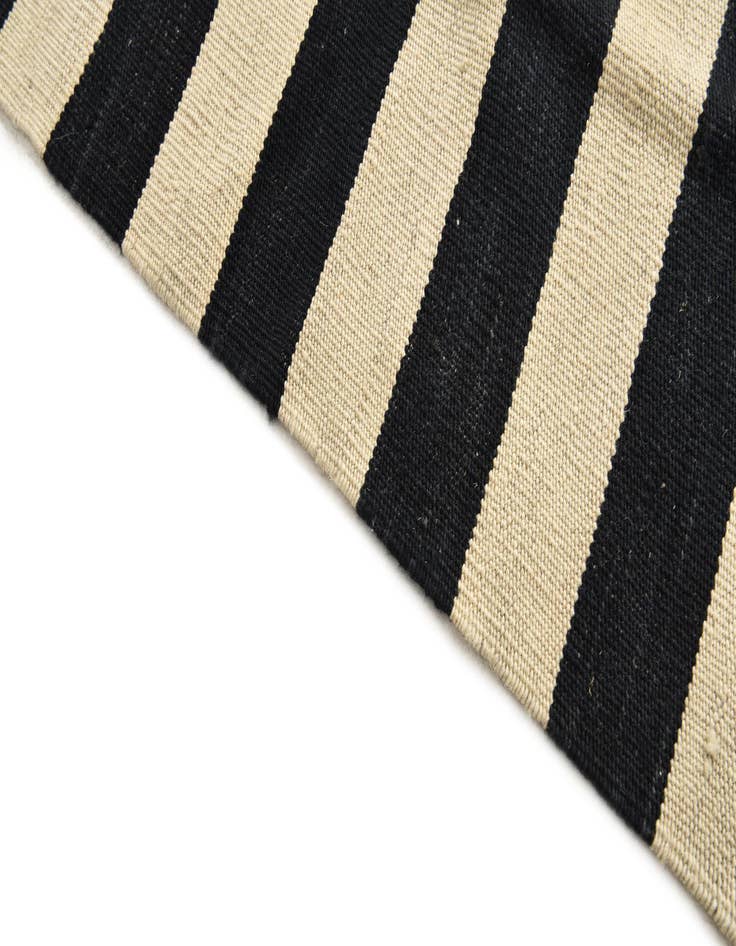 Detail image of  5' 4 x 7' 9  Hand Woven Kilim Modern Wool Rug