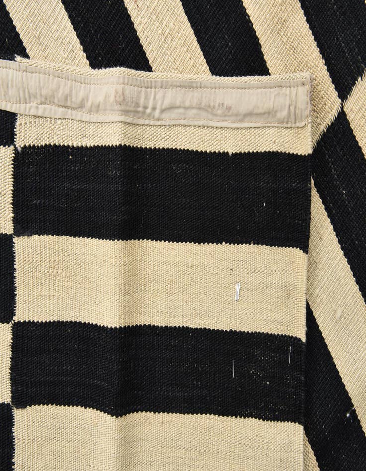 Detail image of  5' 4 x 7' 9  Hand Woven Kilim Modern Wool Rug