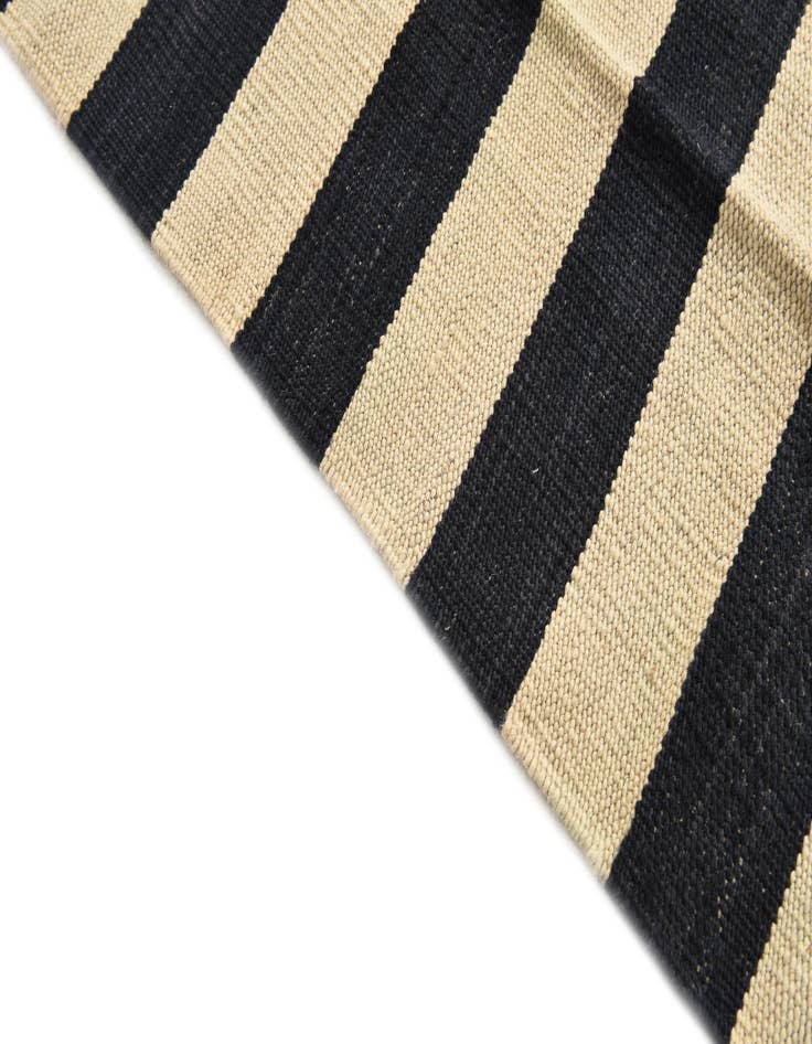 Detail image of  4' 2 x 5' 10  Hand Woven Kilim Modern Wool Rug