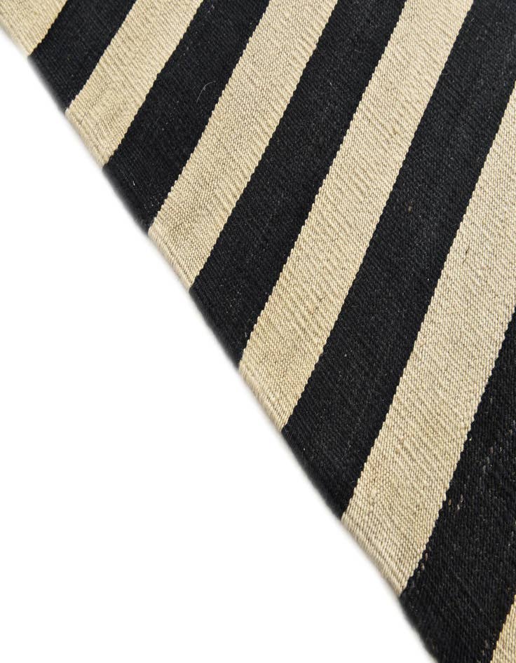 Detail image of  5' 7 x 7' 9  Hand Woven Kilim Modern Wool Rug
