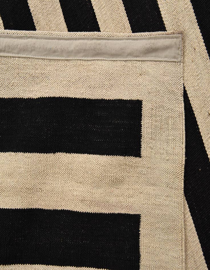 Detail image of  6' 9 x 9' 11  Hand Woven Kilim Modern Wool Rug