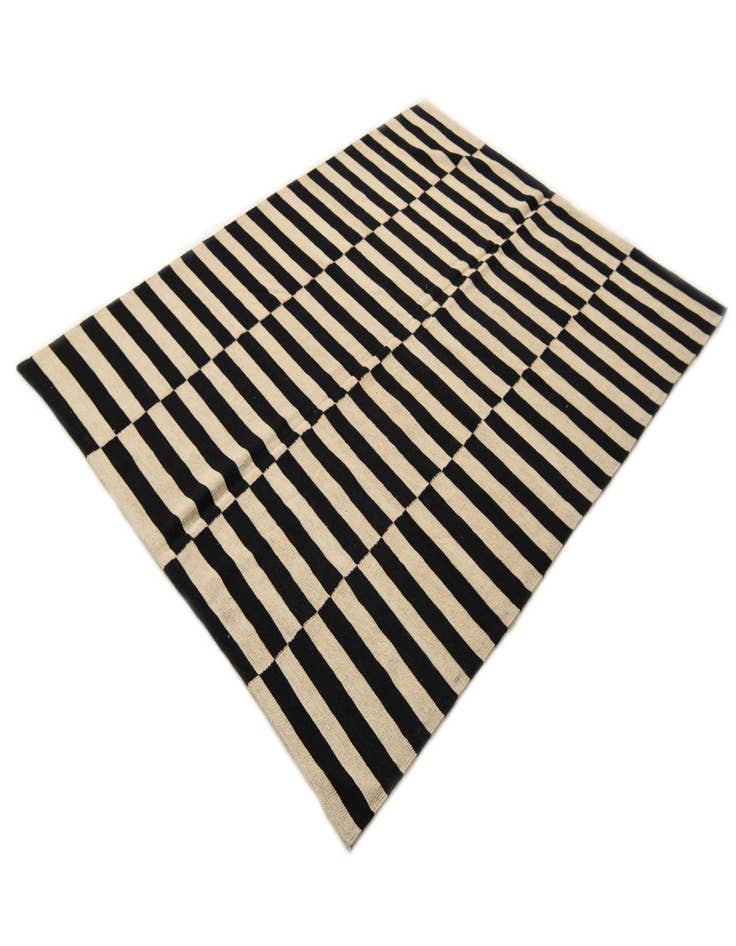 Detail image of  5' 10 x 7' 9  Hand Woven Kilim Modern Wool Rug