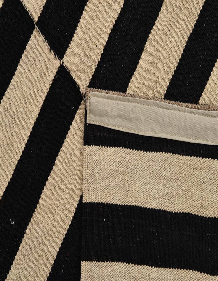 Detail image of  5' 10 x 7' 9  Hand Woven Kilim Modern Wool Rug