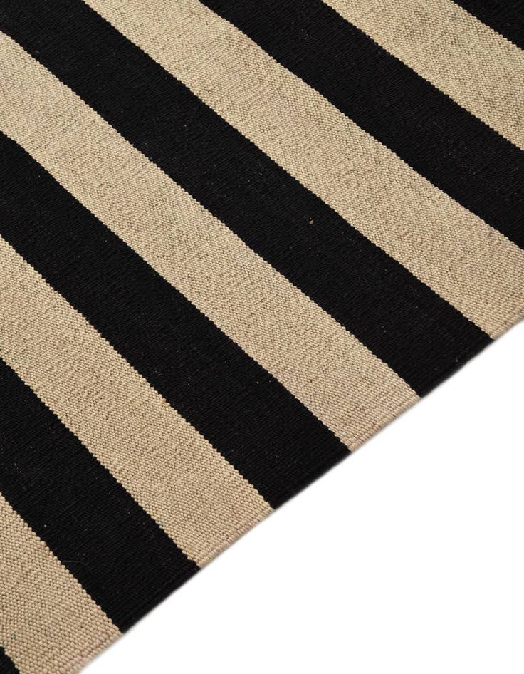 Detail image of  5' 9 x 7' 8  Hand Woven Kilim Modern Wool Rug