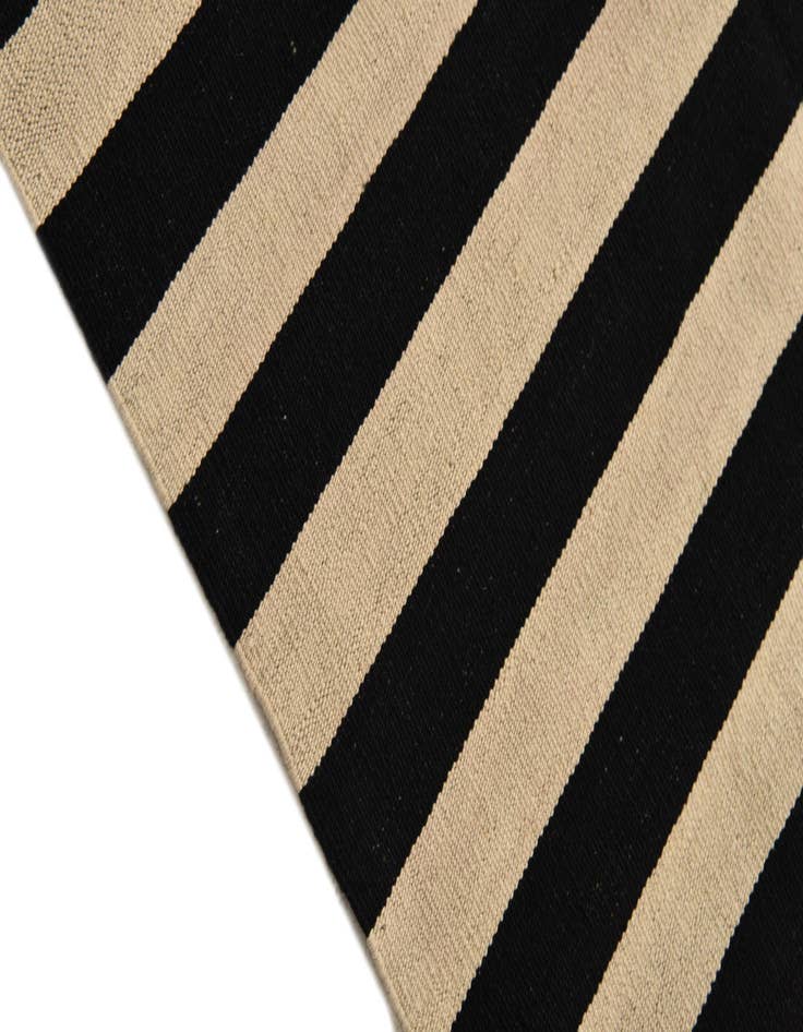 Detail image of  5' 6 x 7' 8  Hand Woven Kilim Modern Wool Rug