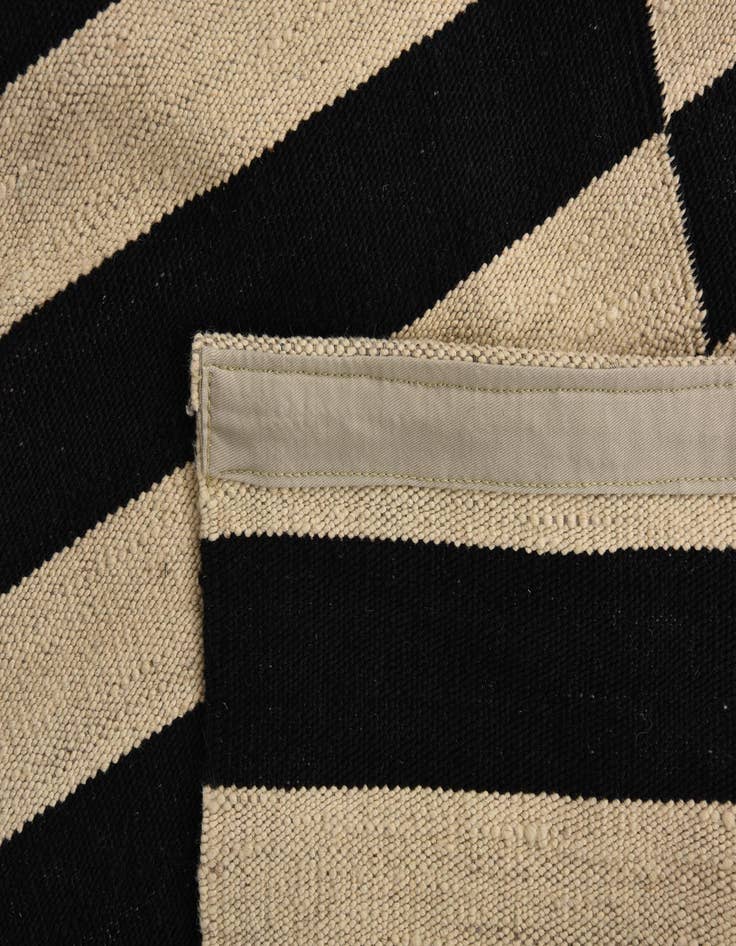 Detail image of  5' 7 x 7' 9  Hand Woven Kilim Modern Wool Rug