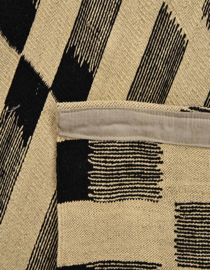 Detail image of  5' 10 x 7' 10  Hand Woven Kilim Modern Wool Rug