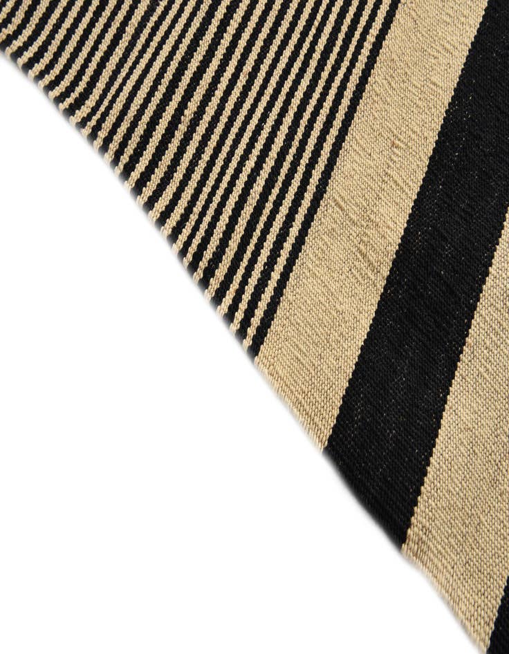 Detail image of  5' 10 x 7' 8  Hand Woven Kilim Modern Wool Rug