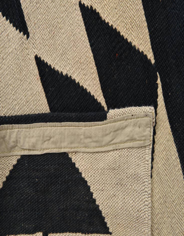Detail image of  6' 11 x 9' 6  Hand Woven Kilim Modern Wool Rug