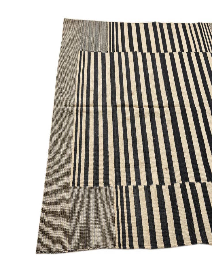 Detail image of  4' 2 x 5' 9  Hand Woven Kilim Modern Wool Rug