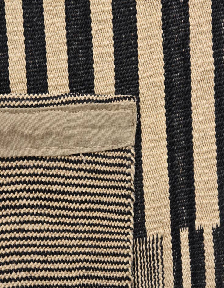 Detail image of  4' 2 x 5' 9  Hand Woven Kilim Modern Wool Rug