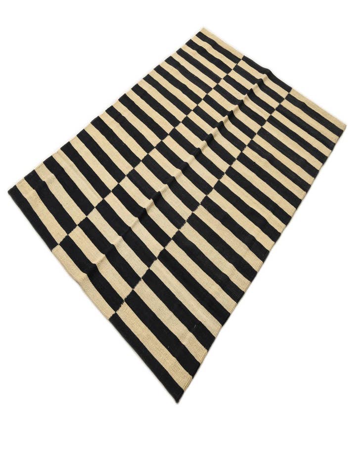 Detail image of  4' 1 x 5' 10  Hand Woven Kilim Modern Wool Rug