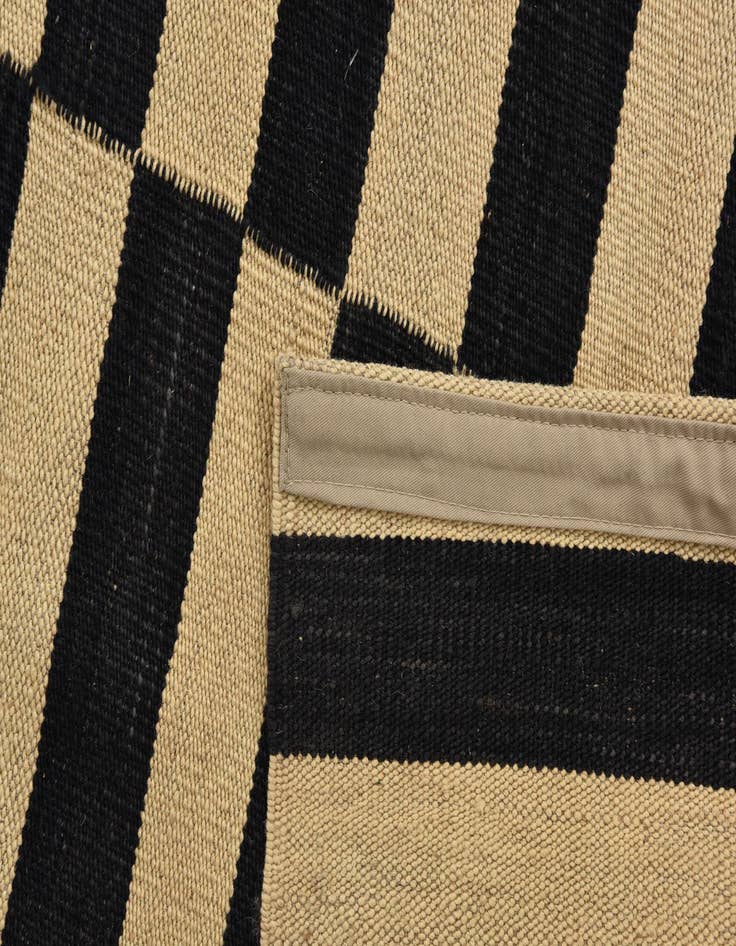 Detail image of  4' 1 x 5' 10  Hand Woven Kilim Modern Wool Rug