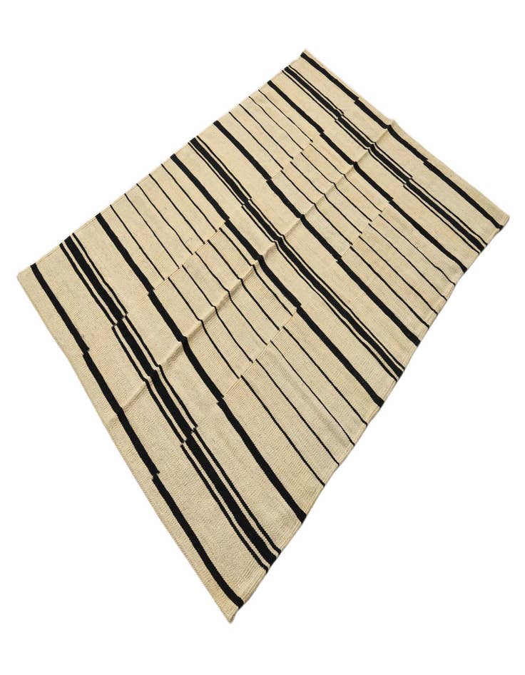 Detail image of  4' 1 x 5' 10  Hand Woven Kilim Modern Wool Rug