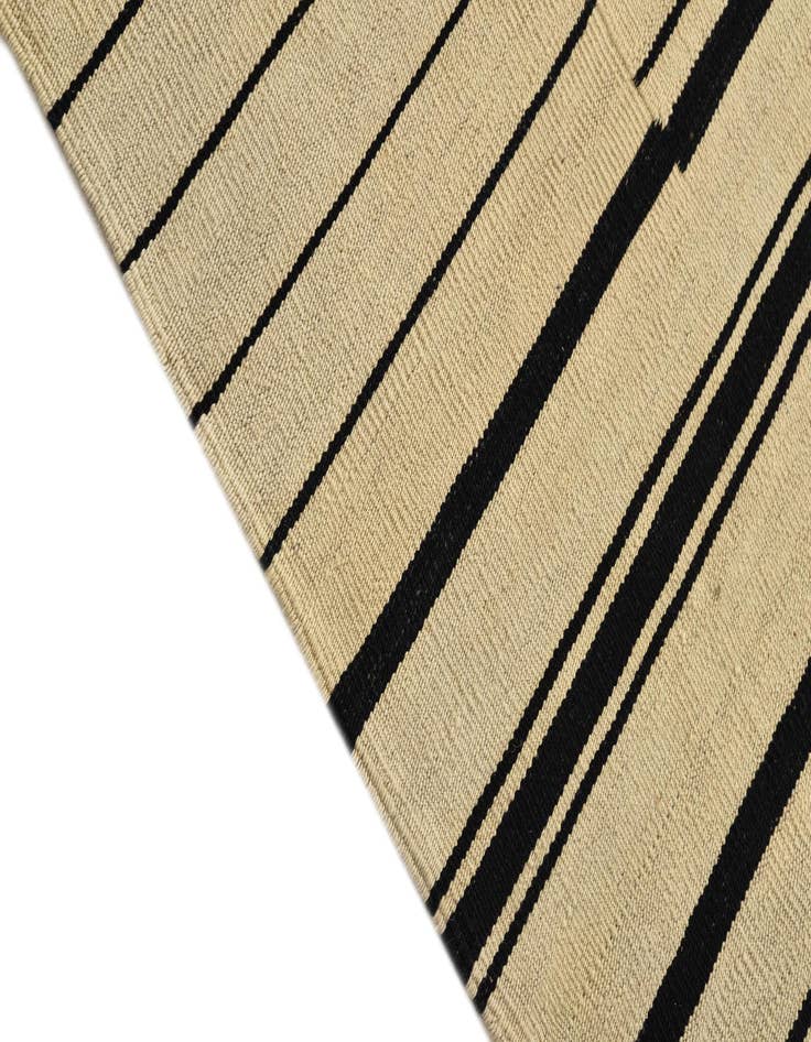 Detail image of  4' 1 x 5' 10  Hand Woven Kilim Modern Wool Rug