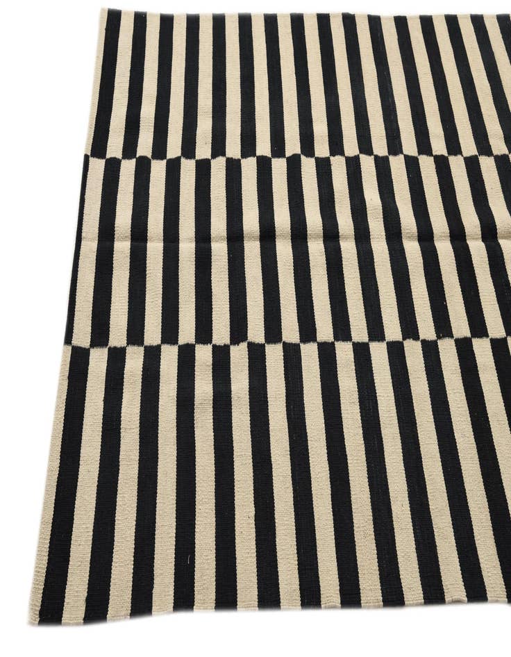 Detail image of  4' 1 x 5' 9  Hand Woven Kilim Modern Wool Rug