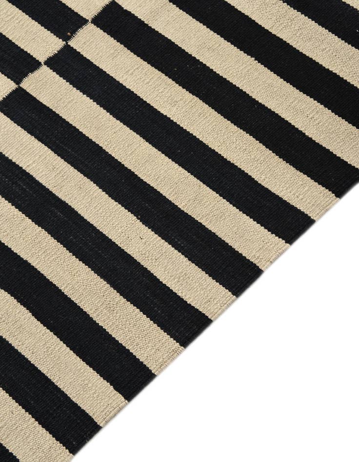 Detail image of  4' 1 x 5' 9  Hand Woven Kilim Modern Wool Rug