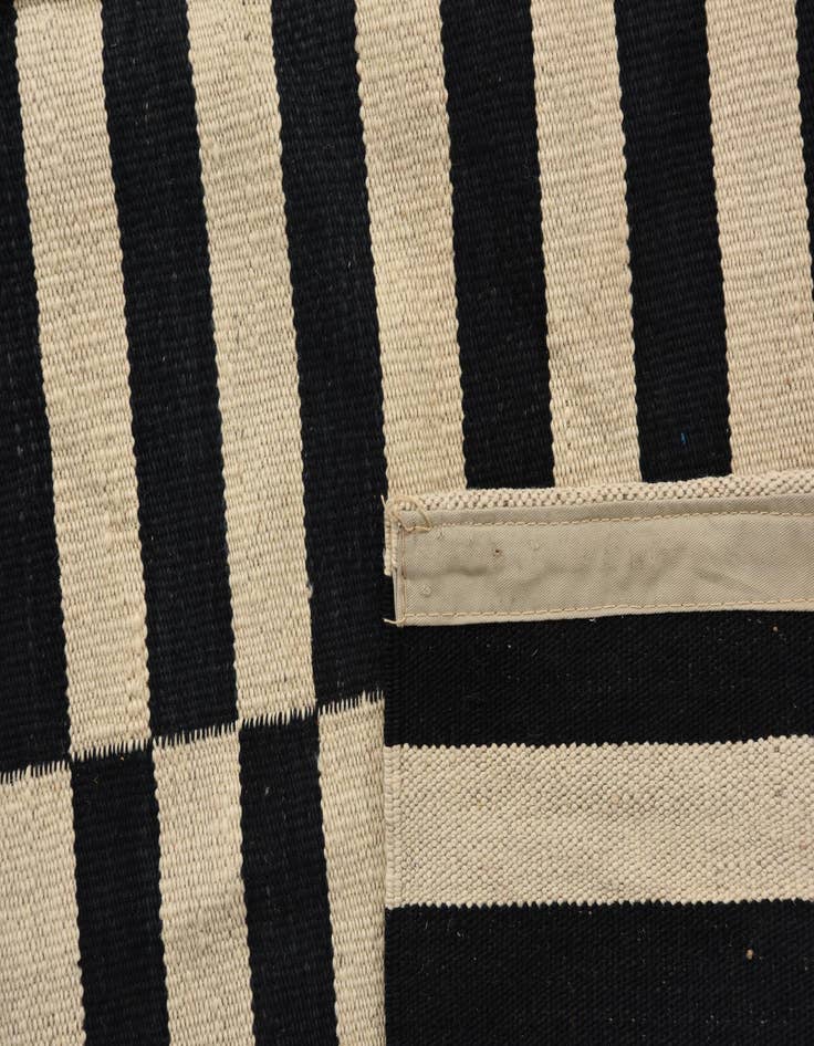 Detail image of  4' 1 x 5' 9  Hand Woven Kilim Modern Wool Rug