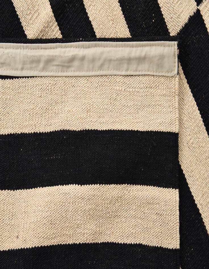 Detail image of  5' 9 x 7' 9  Hand Woven Kilim Modern Wool Rug