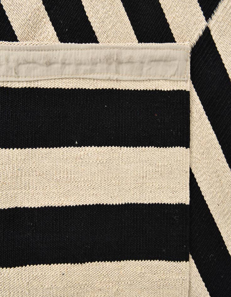 Detail image of  4' 2 x 5' 11  Hand Woven Kilim Modern Wool Rug