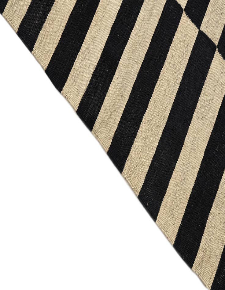 Detail image of  4' 1 x 5' 11  Hand Woven Kilim Modern Wool Rug