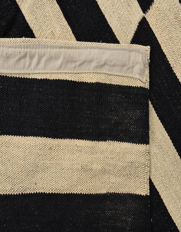 Detail image of  4' 1 x 5' 11  Hand Woven Kilim Modern Wool Rug