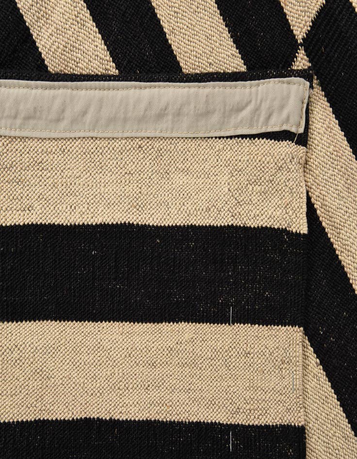 Detail image of  4' 4 x 5' 10  Hand Woven Kilim Modern Wool Rug