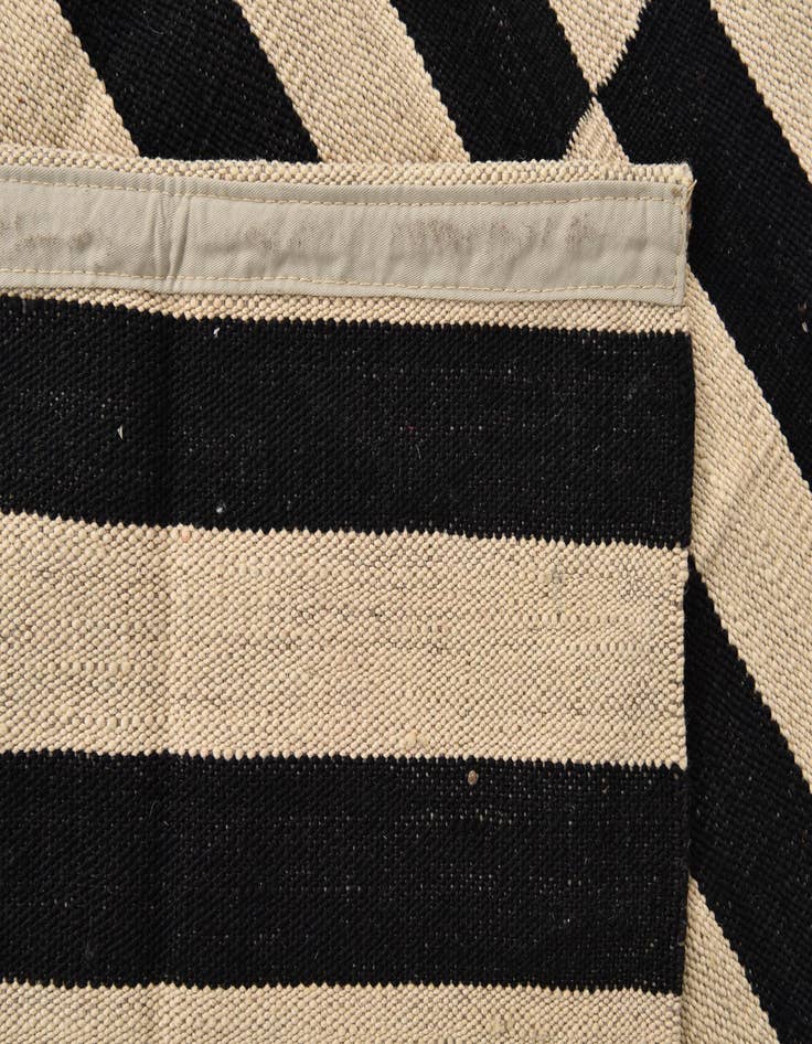 Detail image of  4' 1 x 5' 10  Hand Woven Kilim Modern Wool Rug