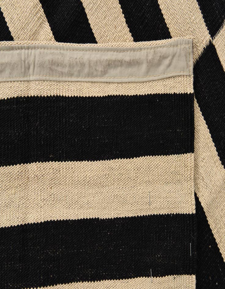 Detail image of  4' 3 x 5' 9  Hand Woven Kilim Modern Wool Rug