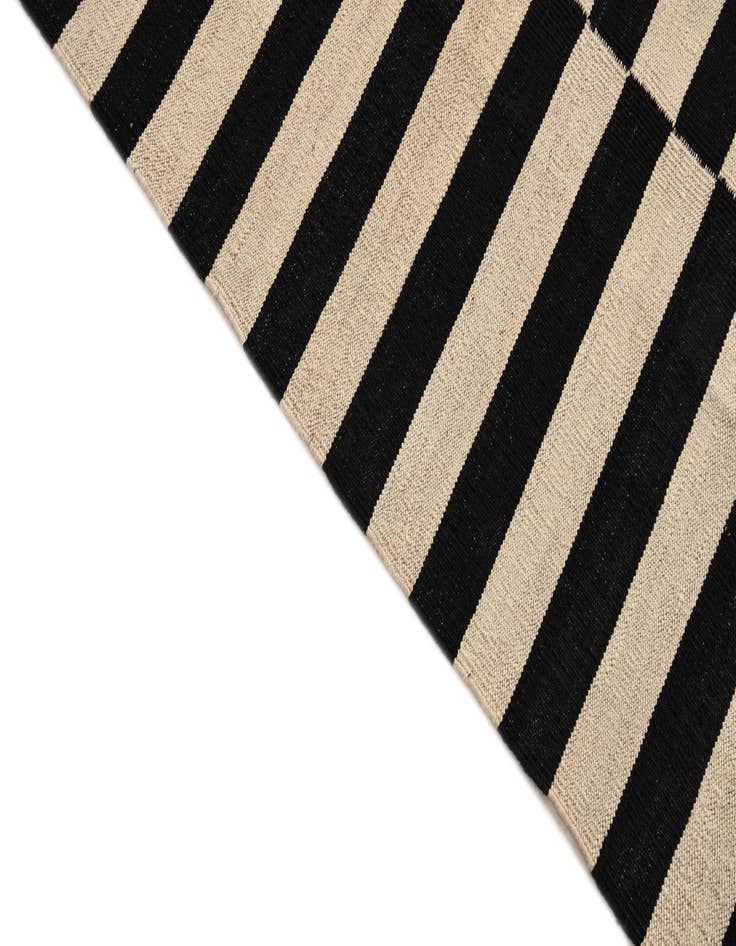 Detail image of  4' 4 x 5' 9  Hand Woven Kilim Modern Wool Rug