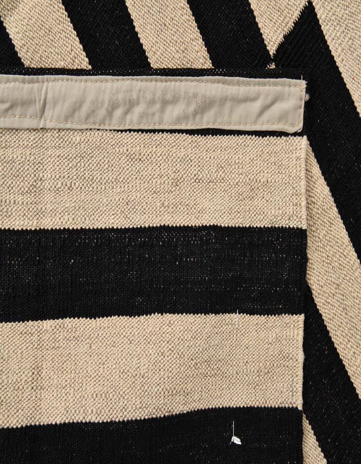 Detail image of  4' 4 x 5' 9  Hand Woven Kilim Modern Wool Rug