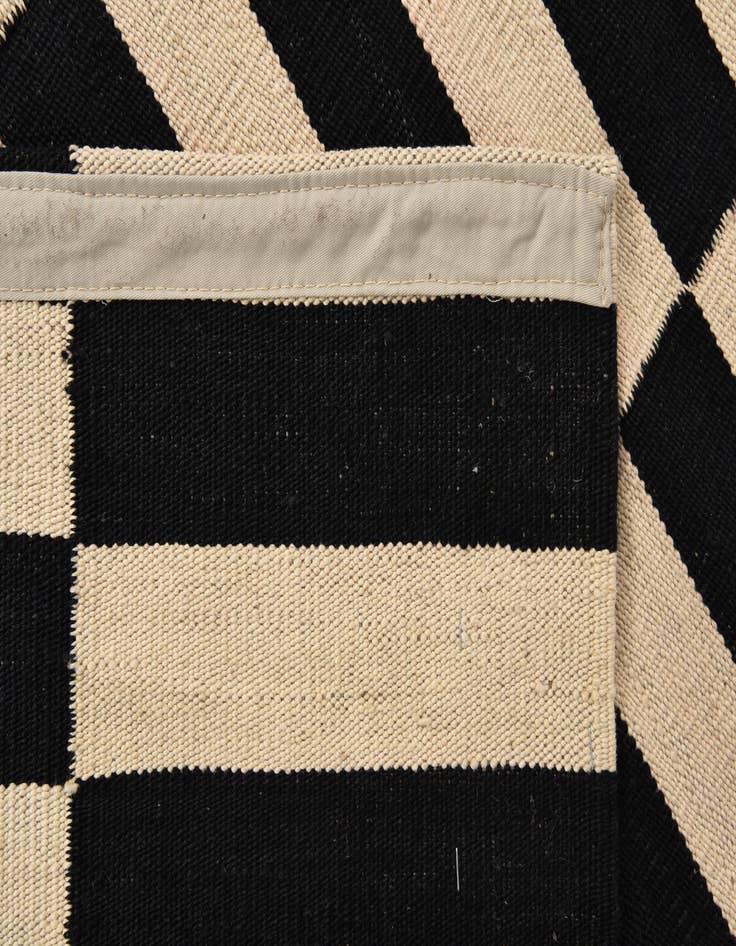 Detail image of  4' 1 x 5' 11  Hand Woven Kilim Modern Wool Rug