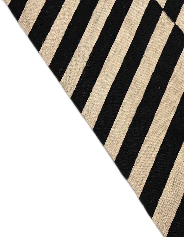 Detail image of  4' 1 x 5' 11  Hand Woven Kilim Modern Wool Rug