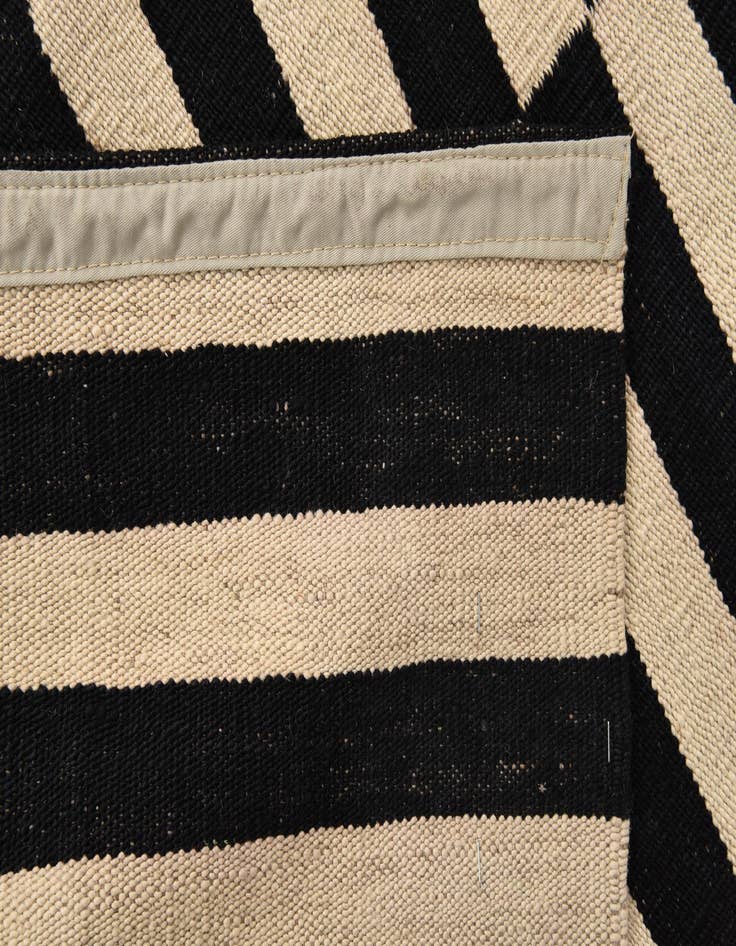 Detail image of  4' 1 x 5' 8  Hand Woven Kilim Modern Wool Rug