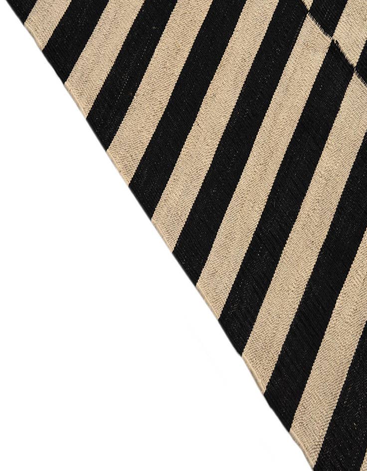 Detail image of  4' 2 x 5' 11  Hand Woven Kilim Modern Wool Rug