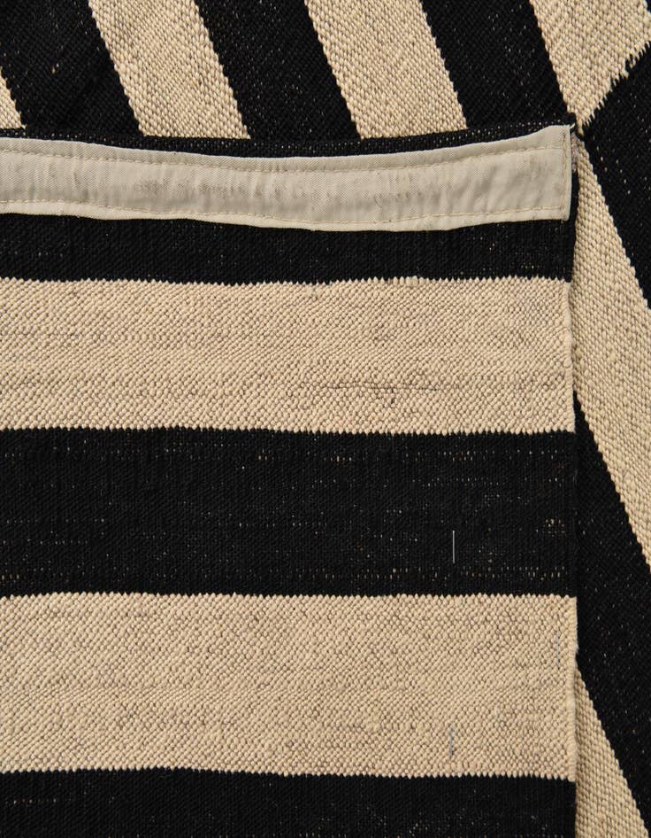 Detail image of  4' 2 x 5' 11  Hand Woven Kilim Modern Wool Rug