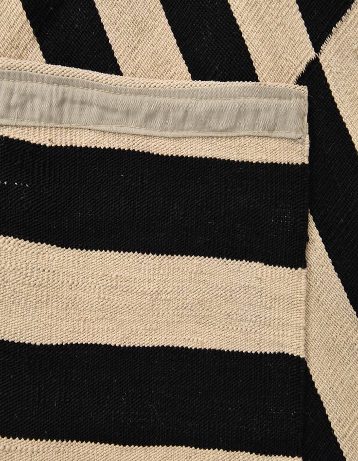 Detail image of  4' 3 x 6' 1  Hand Woven Kilim Modern Wool Rug