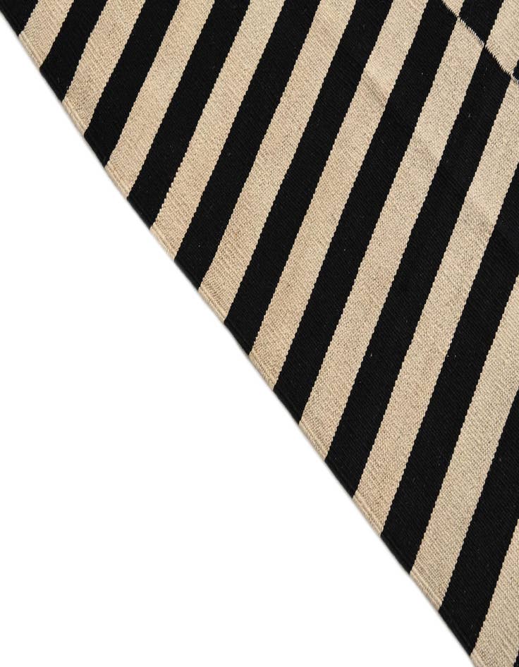 Detail image of  4' 1 x 5' 10  Hand Woven Kilim Modern Wool Rug