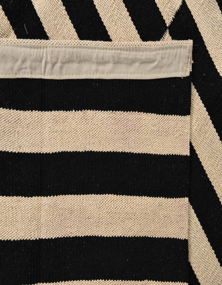 Detail image of  4' 1 x 5' 10  Hand Woven Kilim Modern Wool Rug