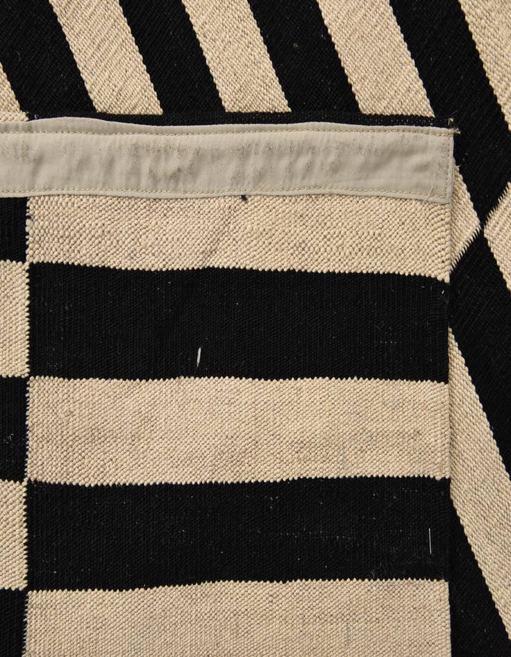 Detail image of  5' 1 x 6' 5  Hand Woven Kilim Modern Wool Rug